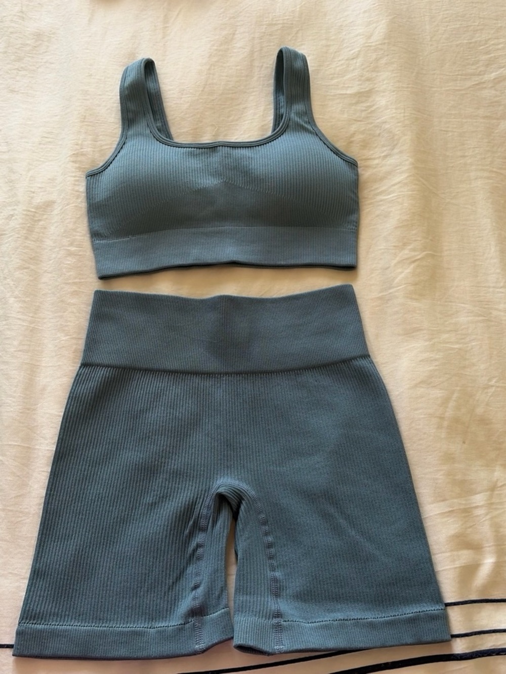 2 piece athletic set. Size S. Never worn.